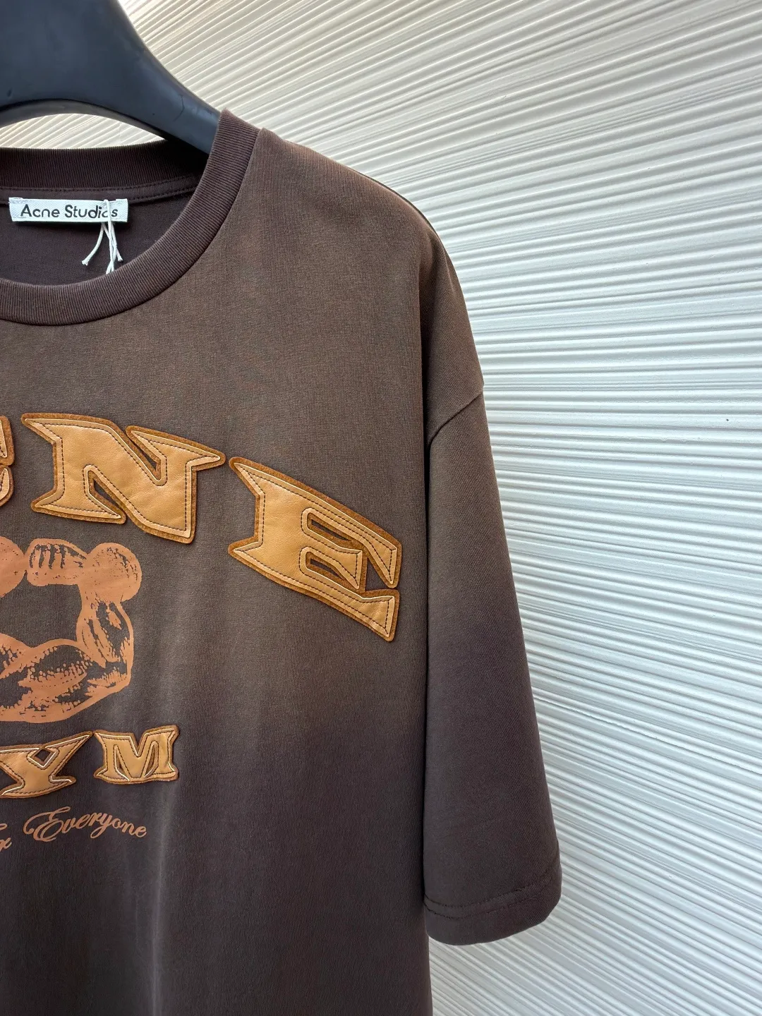 Acne Studios distressed logo short sleeves ●Original version: purchased and developed for 4100 ●Item number: 1682345-A15 ●Fabric: soft plain weave fabric ●Technology: glue printing ●Color: brown gradient ●Version: fitted version ●Weight: about 395 grams ●Size: S-M-L-XL ●Description: Customized elegant cotton double-ply soft plain weave fabric, soft and delicate, comfortable and close to the skin, with warm brown as the main color with grayscale It is unobtrusive but has an overwhelming aura. The ACNE GYM logo on the body is outlined with powerful brown lines. For Everyone is simple but contains profound meaning. The inadvertently smudged distressed effect meets the carrier of retro feelings, which is full of fashion tension, making every outfit a fashion feast. Adopting imported machine appliqué embroidery technology, using advanced computer control systems and precision mechanical components to achieve ACNE GYM appliqué embroidery operations, presenting an embroidery effect with both clarity and three-dimensionality. Glue printing is used. The printing has been modified three times with the film screen. Use glue liquid paint to print the pattern on the fabric. Bake the fabric to fix the gradient of the printed image and make it look old. By spraying dyes of different colors on the surface of the fabric, the clothes can show rich color changes under different lights. Increase the visual layering. The fabrics have been washed, have a better hand feel and texture, are not easy to deform, are not easy to shrink, are not easy to fade, and maintain long-term beauty. The overall wiring is straight and delicate, the fabric is comfortable and soft, and the color is consistent without color difference. It can be matched with the same style to create a fashionable look and control various occasions. Customized accessories, complete with three standards, same style for men and women!